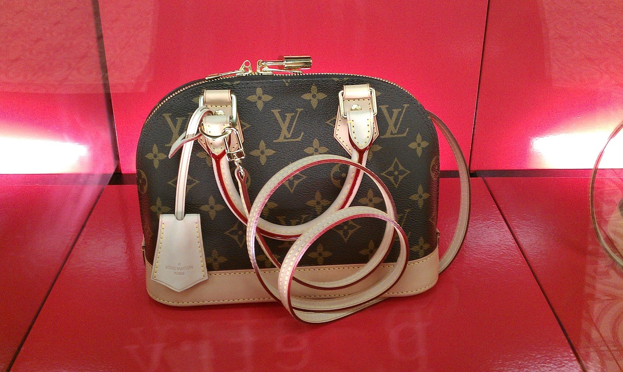 ブランド品　ジュエリー金　プラチナ　時計　ダイヤモンド　指輪　ネックレス　アクセサリー　バッグ　洋服　靴　香水　ライター　など